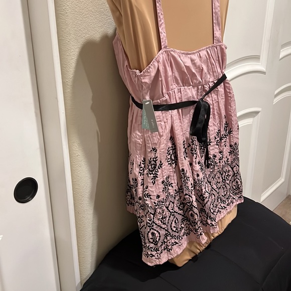 NWT Women’s Size Medium Blouse Top, Dusty Rose Black Accents Ties in back, Lace - Picture 5 of 6